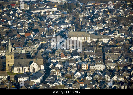 Luftaufnahme, Propsteikirche St.Petrus und Andreas in der Mitte Brilon hinter St.Nikolai Kirche am Steinweg Stockfoto