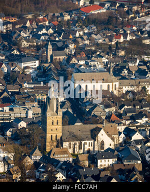 Luftaufnahme, Propsteikirche St.Petrus und Andreas in der Mitte Brilon hinter St.Nikolai Kirche am Steinweg Stockfoto