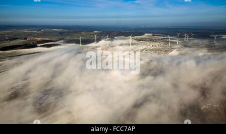 Luftaufnahme, Windkraftanlagen bei Rösenbeck, Windenergie, erneuerbare Energie, alternative Energie, Wolken Wand, Bodennebel Stockfoto