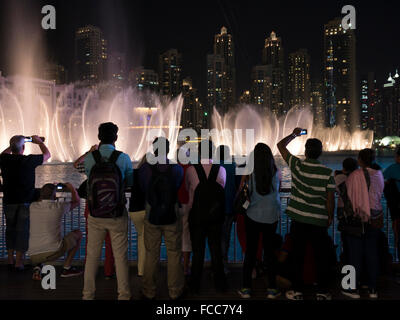 Touristen beobachten & The Dubai Fountain zu fotografieren, setzen die weltweit größte choreographierten Brunnensystem auf den 30 Hektar großen Stockfoto