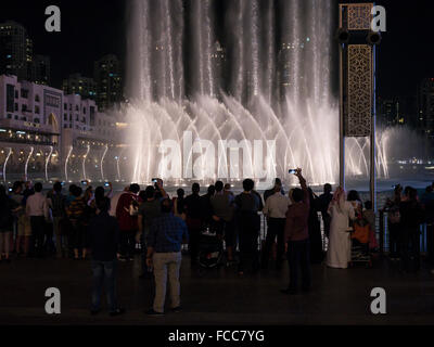 Touristen beobachten & The Dubai Fountain zu fotografieren, setzen die weltweit größte choreographierten Brunnensystem auf den 30 Hektar großen Stockfoto