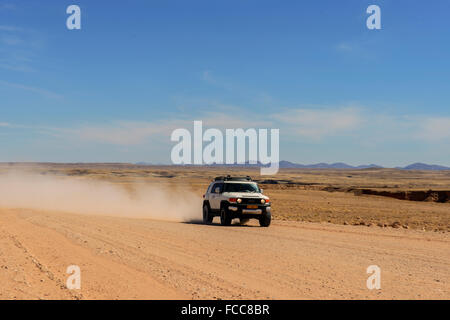 Auto fahren in der Wüste Namib Naukluft Wüste Weg Stockfoto