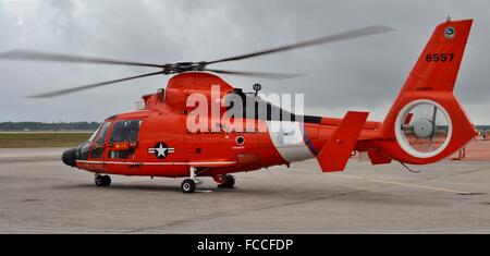 Ein US-Coast Guard HH-65 Dolphin / MH-65 Dolphin Eurocopter Rettungshubschrauber geparkt auf dem Laufsteg Stockfoto