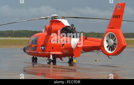 Ein US-Coast Guard HH-65 Dolphin / MH-65 Dolphin Eurocopter Rettungshubschrauber geparkt auf dem Laufsteg Stockfoto