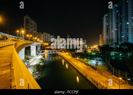 Blick von der Ap Lei Chau Bridge bei Nacht, in Hong Kong, Hong Kong. Stockfoto