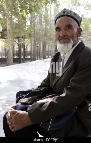 Porträt eines alten Mannes der Uiguren in Kashgar, Provinz Xinjiang, China Stockfoto