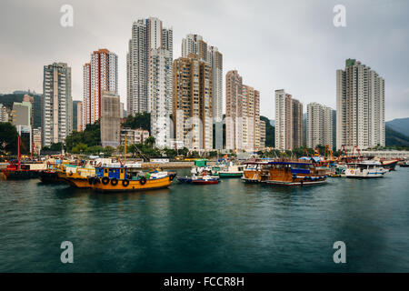 Die Skyline von Aberdeen, von Ap Lei Chau, Hong Kong, Hong Kong gesehen. Stockfoto