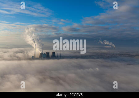 Luft, Boden Nebel, niedrige Wolken RWE Power erneuert, Kohle-Kraftwerk in der Winter-Licht, Temperatur-Umkehrung Stockfoto