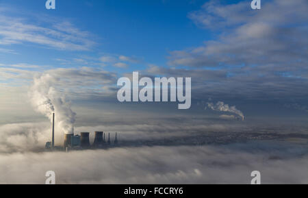 Luft, Boden Nebel, niedrige Wolken RWE Power erneuert, Kohle-Kraftwerk in der Winter-Licht, Temperatur-Umkehrung Stockfoto