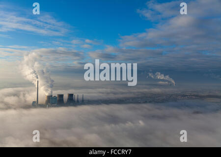 Luft, Boden Nebel, niedrige Wolken RWE Power erneuert, Kohle-Kraftwerk in der Winter-Licht, Temperatur-Umkehrung Stockfoto