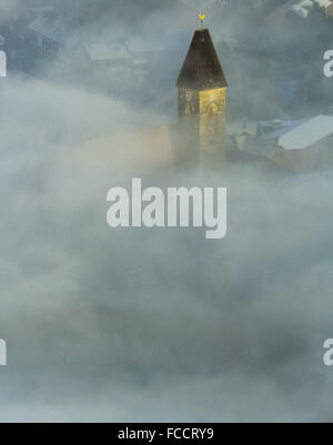 Luftaufnahme, Stephanus-Kirche in Nebel, Bodennebel, niedrige Wolken, RWE Power erneuert, Kohle-Kraftwerk in das Winterlicht Stockfoto