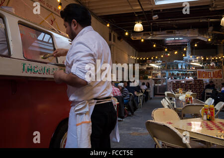 Innenraum des Tacombi, einem mexikanischen Straße Essen lokal in Nolita serviert traditionelle Gerichte und Tacos aus einem VW Camper van. Stockfoto