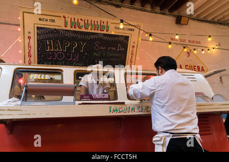 Koch und Tacombi, einem mexikanischen Straße Essen lokal in Nolita serviert traditionelle Gerichte und Tacos aus einem VW Camper van-Server. Stockfoto