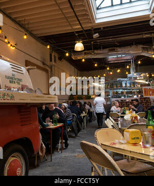 Innenraum des Tacombi, einem mexikanischen Straße Essen lokal in Nolita serviert traditionelle Gerichte und Tacos aus einem VW Camper van. Stockfoto