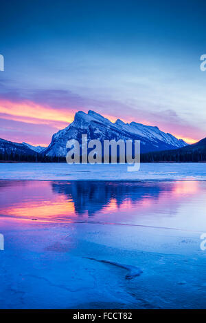 Spektakuläre Dämmerlicht, Mount Rundle, Banff Nationalpark, Alberta, Kanada Stockfoto