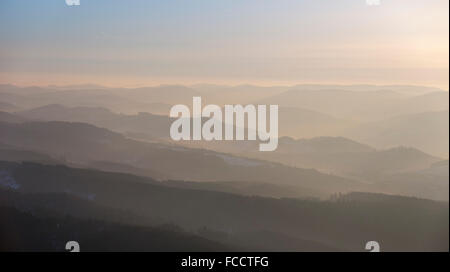 Luftaufnahme, Blick gegen das Licht auf den Hügeln des nördlichen Sauerland in Meschede, Morgennebel, romantische Stimmung über Meschede Stockfoto