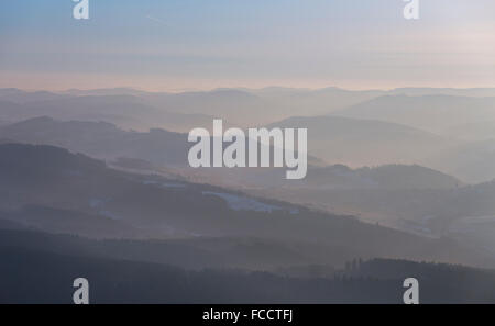 Luftaufnahme, Blick gegen das Licht auf den Hügeln des nördlichen Sauerland in Meschede, Morgennebel, romantische Stimmung über Meschede Stockfoto