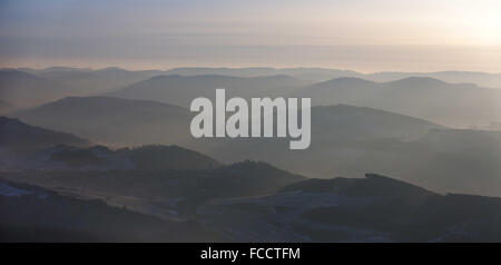 Luftaufnahme, Blick gegen das Licht auf den Hügeln des nördlichen Sauerland in Meschede, Morgennebel, romantische Stimmung über Meschede Stockfoto