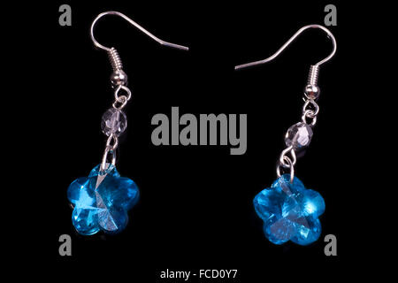 Ohrringe auf schwarzem Hintergrund. Stockfoto