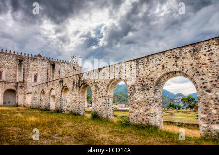 Bögen zu bilden einen Flügel des ehemaligen Klosters in Metztitlan, Hidalgo, Mexiko. Stockfoto