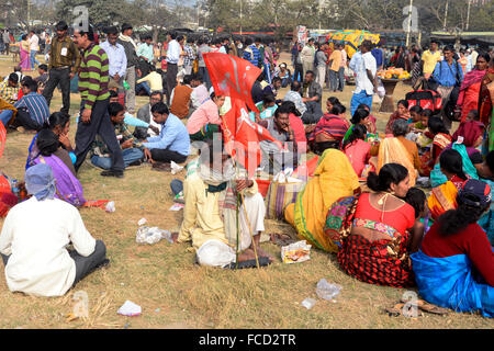 Kolkata, Indien. 22. Januar 2016. Ein Mann hält eine rote Fahne mit vielen Leuten während der Rallye in Kalkutta sitzen. CPI (ML) Befreiung organisieren Rallye protestieren gegen Anarchie an Sahid Minar. Polit-Präsidiumsmitglied Dipankar Bhattacharya befasst sich mit seiner Parteimitglied in dieser Rallye. © Saikat Paul/Pacific Press/Alamy Live-Nachrichten Stockfoto