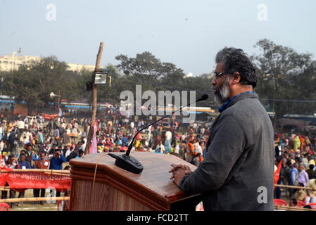 Kolkata, Indien. 22. Januar 2016. Polit Präsidiumsmitglieds Dipankar Bhattacharya während seiner Rede in Kalkutta. CPI (ML) Befreiung organisieren Rallye protestieren gegen Anarchie an Sahid Minar. Polit-Präsidiumsmitglied Dipankar Bhattacharya befasst sich mit seiner Parteimitglied in dieser Rallye. © Saikat Paul/Pacific Press/Alamy Live-Nachrichten Stockfoto