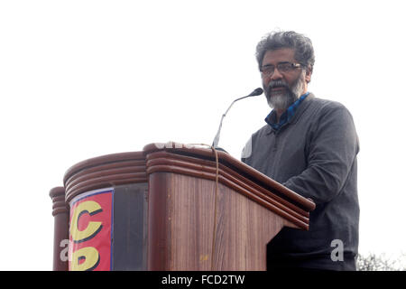 Kolkata, Indien. 22. Januar 2016. Polit Präsidiumsmitglieds Dipankar Bhattacharya während seiner Rede in Kalkutta. CPI (ML) Befreiung organisieren Rallye protestieren gegen Anarchie an Sahid Minar. Polit-Präsidiumsmitglied Dipankar Bhattacharya befasst sich mit seiner Parteimitglied in dieser Rallye. © Saikat Paul/Pacific Press/Alamy Live-Nachrichten Stockfoto