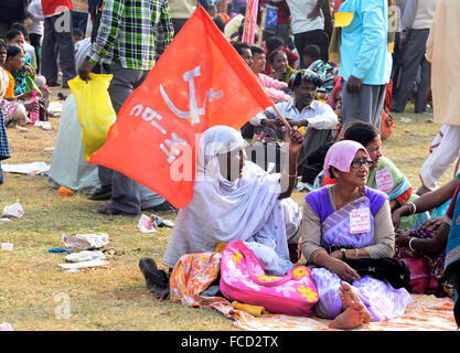 Kolkata, Indien. 22. Januar 2016. Frau winkt ein Flag beim Sitzen auf dem Boden mit vielen Menschen in Kalkutta. CPI (ML) Befreiung organisieren Rallye protestieren gegen Anarchie an Sahid Minar. Polit-Präsidiumsmitglied Dipankar Bhattacharya befasst sich mit seiner Parteimitglied in dieser Rallye. © Saikat Paul/Pacific Press/Alamy Live-Nachrichten Stockfoto