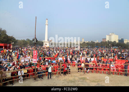 Kolkata, Indien. 22. Januar 2016. Menschen sammelt sich während der Rallye in Kalkutta. CPI (ML) Befreiung organisieren Rallye protestieren gegen Anarchie an Sahid Minar. Polit-Präsidiumsmitglied Dipankar Bhattacharya befasst sich mit seiner Parteimitglied in dieser Rallye. © Saikat Paul/Pacific Press/Alamy Live-Nachrichten Stockfoto