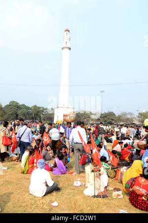 Kolkata, Indien. 22. Januar 2016. CPI (ML) Befreiung organisiert? JABAB CHAI SAMABESH? Rally bei Sahid Minar protestieren gegen Anarchie im Zustand. Mitglied, Polit-Büro, Mitglied, Dipankar Bhattacharya befasst sich mit seiner Parteimitglied in dieser Rallye. © Saikat Paul/Pacific Press/Alamy Live-Nachrichten Stockfoto