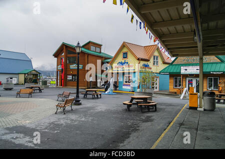 Hafen Bereich Nachbarschaft in Seward, Alaska, Vereinigte Staaten von Amerika. Verschiedene kleine Geschäfte. Stockfoto