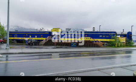 Das Zugunglück in Seward, Alaska, Vereinigte Staaten von Amerika. Alten Alaska Railroad Trainer als kleine Geschäfte und ein Restaurant. Stockfoto