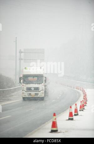 Jiujiang, Chinas Jiangxi Provinz. 22. Januar 2016. Ein LKW läuft in Jiujiang Stadt, Osten Chinas Jiangxi Provinz, 22. Januar 2016. Ein großer Teil von Jiangxi wurde von Schneestürmen am Freitag getroffen. Es ist kältesten Wetter seit 1992 von Jan. 23 bis 26 erwartet wird. Bildnachweis: Hu Chenhuan/Xinhua/Alamy Live-Nachrichten Stockfoto