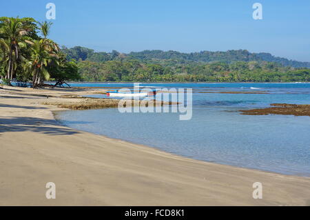 Ruhiger Strand an der Karibikküste von Costa Rica, Puerto Viejo de Talamanca, Limon, Mittelamerika Stockfoto