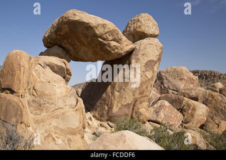 Balancieren Felsen, erodiert Eruptivgestein - Reste von einem Laccolith - in den Hügeln von Grapevine, Big Bend Nationalpark, Texas.