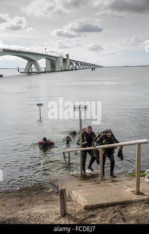 Niederlande, Zierikzee, Zeeland-Brücke. Oosterschelde-Mündung. Schouwen-Duiveland und Noord-Beveland. Langzeitbelichtung. Taucher Stockfoto