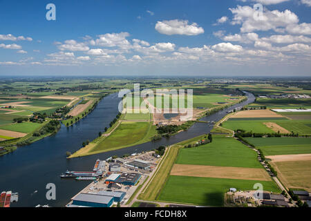 Niederlande, Waspik in der Nähe von Waalwijk. Overdiepse Polder, Raum für den Fluss-Projekt. Bauernhöfe-Umbau auf Dämmen. Luftbild Stockfoto