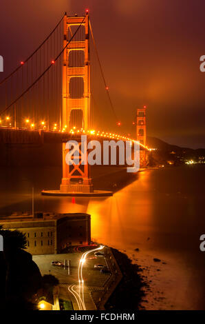 Die berühmten San Francisco Golden Gate Bridge in Kalifornien, Vereinigte Staaten von Amerika. Eine Langzeitbelichtung von Fort Point, die Bucht und Stockfoto