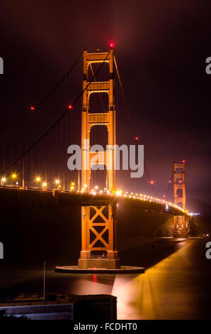 Die berühmten San Francisco Golden Gate Bridge in Kalifornien, Vereinigte Staaten von Amerika. Eine Langzeitbelichtung von Fort Point, die Bucht und Stockfoto