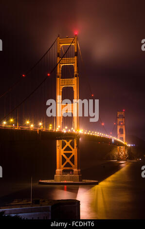 Die berühmten San Francisco Golden Gate Bridge in Kalifornien, Vereinigte Staaten von Amerika. Eine Langzeitbelichtung von Fort Point, die Bucht und Stockfoto