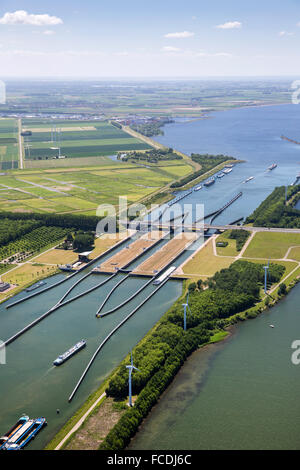 Niederlande, Willemstad, Cargo Schiff in Schleuse genannt Volkeraksluizen. Teil der Deltawerke Stockfoto