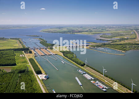 Niederlande, Willemstad, Cargo Schiff in Schleuse genannt Volkeraksluizen. Teil der Deltawerke Stockfoto