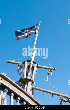 Eine Piratenflagge vom Mast einer Galeone in der Kinder spielen im park Stockfoto