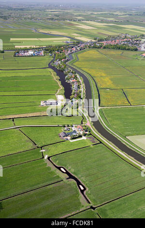 Den Niederlanden Zuiderwoude. Luft. Blick auf Dorf und Polder Landschaft. Stockfoto