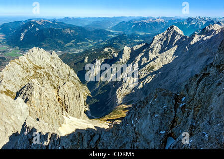 Blick vom Wetterstein, Garmisch-Partenkirchen, Zugspitze, Waxenstein links, Alpspitze rechts, Upper Bavaria, Bavaria, Germany Stockfoto