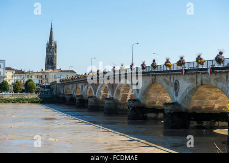 Bogenbrücke über den Fluss Dordogne, auf der Rückseite der Kirche Eglise Saint-Jean-Baptiste, Libourne, Département Gironde, Frankreich Stockfoto