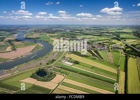 Niederlande, Lexmond, Frachtboot im Fluss Lek. Ackerland. Luftbild Stockfoto