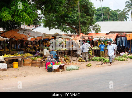 Nungwi, Sansibar, Tansania - 10. Januar 2016: Der traditionelle Markt von Obst und Gemüse in einer ländlichen Gegend der Insel Stockfoto