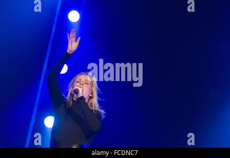 Hamburg, Deutschland. 21. Januar 2016. Britische Singer-Songwriterin Ellie Goulding beim ersten Konzert ihrer Tour in der Barclaycard Arena in Hamburg, Deutschland, 21. Januar 2016. Foto: Lukas Schulze/Dpa/Alamy Live News Stockfoto