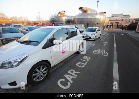 City Car Club Fahrzeuge geparkt in einem dafür vorgesehenen Parkplatz im Stadtzentrum von Sheffield, Yorkshire, England - Januar 2016 Stockfoto